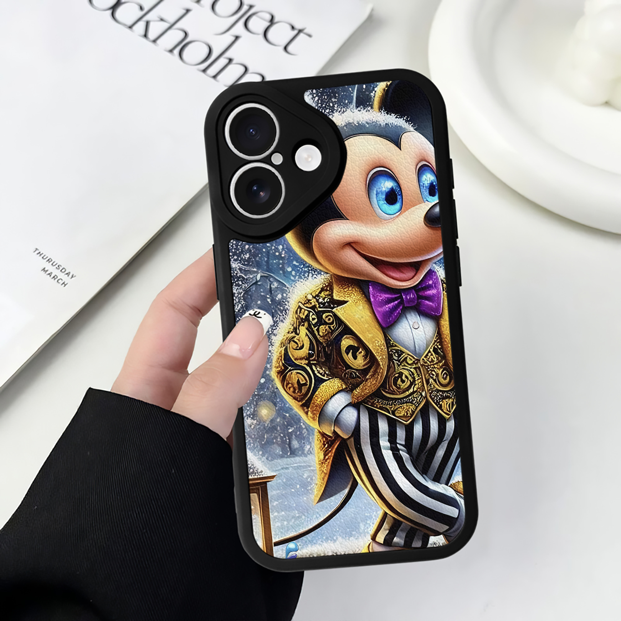 （画像用） ミッキーマウス Mickey Mouse 【iPhone 16シリーズ対応】シリコンスマホケース（レザー調） 材質：シリコン